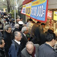 年末ジャンボ:「今度こそ！」億万長者目指し行列