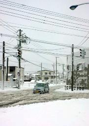 猛吹雪:北日本で大荒れ 新千歳空港、離着陸不能に