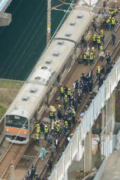 京葉線、車両故障で４時間停止 １５００人が線路を移動