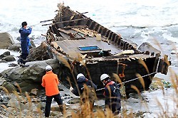 佐渡沖にまた木造船、中に男性遺体 長靴にハングル