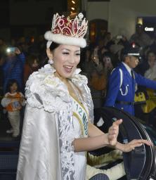 沿道に集まった人々に手を振る吉松育美さん＝佐賀県鳥栖市、松川希実撮影