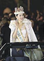 吉松さん笑顔のパレード ミス・インターナショナル