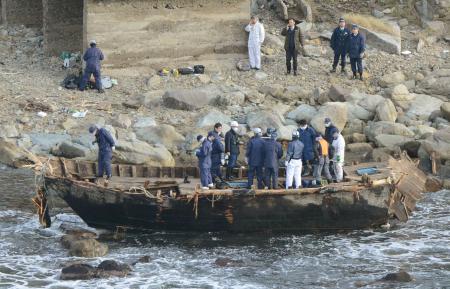 漂着船:また新潟・佐渡に 男性の遺体発見 長靴にハングル