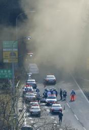 山梨の中央道トンネルで崩落事故 ３人搬送、火災も発生