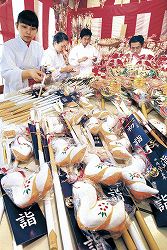 厄除けの願い込め 山形・鶴岡の神社、縁起物づくり