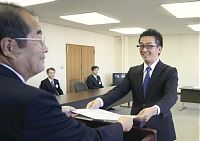 桑名市長選 伊藤さんに当選証書