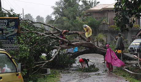 比 台風で４人死亡５万人超避難