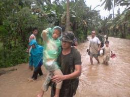 台風直撃のフィリピン、死者２７０人に １７万人避難