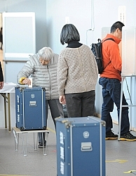 一足早い１票 衆院選「期日前投票」、事情はさまざま