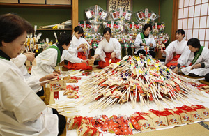 幸せ願い１０万本 名古屋・熱田神宮で破魔矢作りピーク