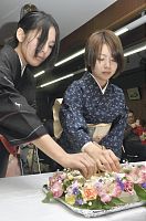 裁縫上達願い学生ら針供養 奈良の専門学校