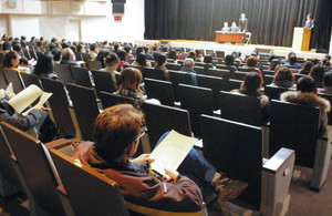 堀越学園問題「一刻も早く転学を」 国・県、学生らに説明会