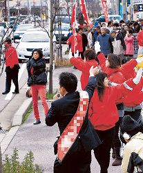 ２０１２衆院選:公示後初の週末、雪の中支持訴え 候補者ら精力的に ／岩手