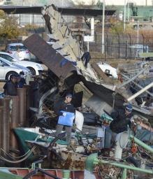 プロパン爆発:土砂運搬船で１人死亡 調理中？ 大阪