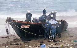 石川・輪島 漂着の木造船から遺体 NHKニュース