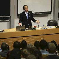 山中教授、スウェーデンの大学で授賞式後初講演