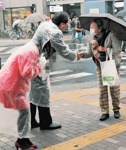 雨の中 声振り絞り 衆院選 きょう投開票