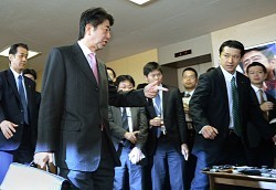 衆院選:自公３２５議席 安倍内閣、２６日発足へ 官房長官に菅氏検討 石破幹事長は留任