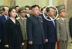 北朝鮮:金正恩氏隣の男性に関心 ミサイル発射関係者か