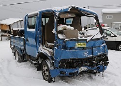 トラックと衝突、ワゴン車の２人死亡