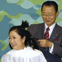 政権奪還で“断髪式” ショートヘアに戻って小池氏「さっぱり」