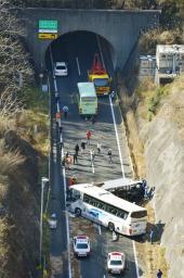 中央道でバスとトラック衝突 ９人重軽傷 山梨