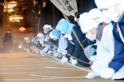 横一列になってパタパタ 東西両本願寺で「すす払い」