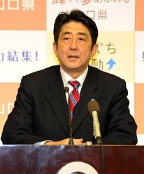 安倍総裁、政権奪還を父の墓前で報告