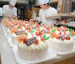 クリスマスケーキ作り大忙し