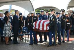 ハワイでイノウエ氏の告別式＝オバマ大統領、首都葬儀に続き参列