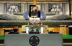 米長さんの葬儀、７００人参列＝佐藤王将ら別れ惜しむ