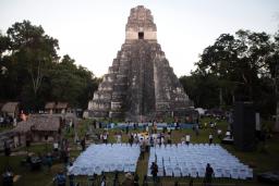 マヤ文明の神殿が一部損傷 観光客殺到で