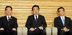 野田内閣:臨時閣議で総辞職 ３年３カ月の民主党政権に幕