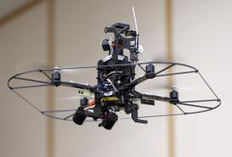 セコム、自動飛行監視ロボット開発 不審者追跡し撮影