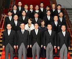 安倍新内閣:デフレ脱却と経済再生 最優先で取り組み言明