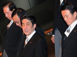 安倍新内閣:国債４４兆円枠突破へ 首相、財務相に指示