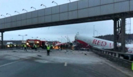 死者２人との情報も モスクワ近郊の空港で旅客機着陸失敗、炎上