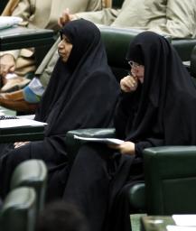 国民も新聞も一斉に批判 イラン大統領、唯一の女性閣僚を更迭
