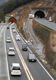 笹子トンネル:車５台が絡む事故…山梨・中央道
