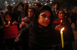 性的暴行被害の女子学生、インドで葬儀 シン首相ら遺体の出迎えも