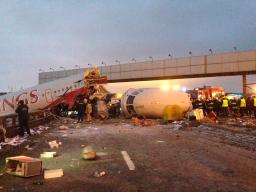 ロシア旅客機が着陸失敗 ５人死亡、機体大破し“３分割”に