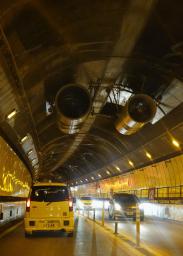 笹子トンネルで事故、６人けが 中央道一時通行止め