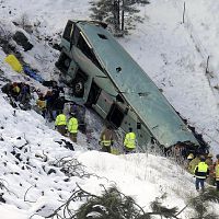 「死の道路」でバスが転落、韓国人9人死亡