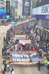 香港デモ、親中派のトップ辞任要求 １３万人参加と主催者発表