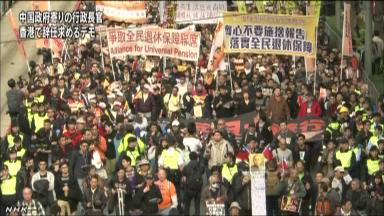 香港で民主派１３万人デモ、行政長官の辞任求め