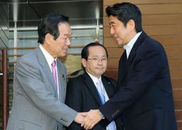 安倍首相、額賀特使と会談 日韓両国「いい船出にしたい」