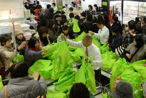 初売り大盛況 うすいはお年玉袋人気