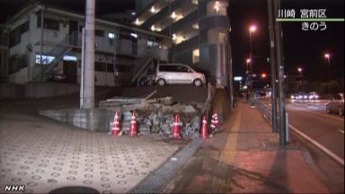 車が塀に衝突、１人死亡４人重体 いずれも１８歳 川崎