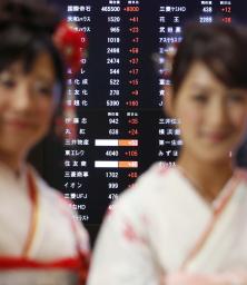 日経平均、震災前上回る 一時１万700円台に