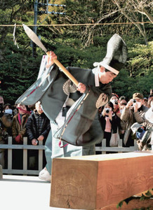 工事の安全祈り「手斧始式」 鎌倉・鶴岡八幡宮